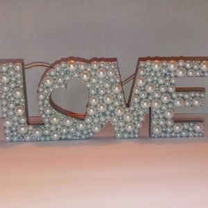 Pearl Love Sign